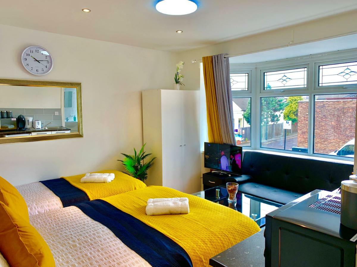 London Studio Apartments, Private Bathrooms And Parking Ілфорд Екстер'єр фото